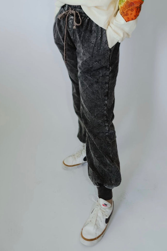 Cute + cozy mineral washed joggers. They have a super fun quilt stitch detail + of course, pockets. Loving the thick, elastic waistband + just overall amazing quality! Promise, you’ll want to live in them.