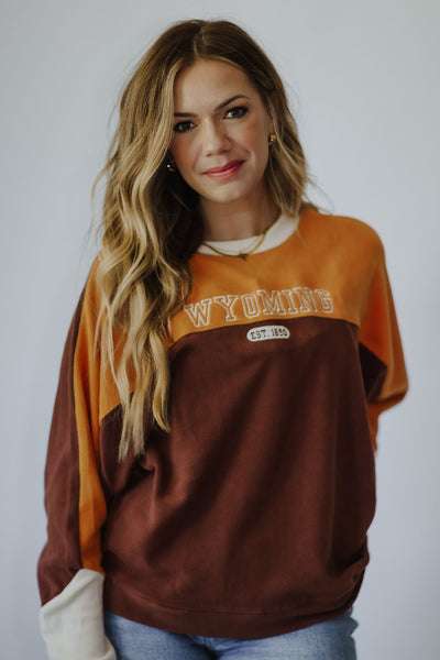 Brushed fleece pullover ”WYOMING EST. 1890” embroidery Brown, gold + white color-blocking  Relaxed, loose fit Ultra-soft
